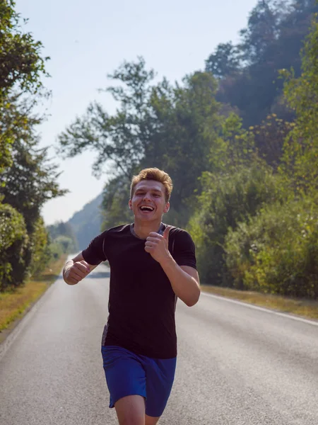 Jovem Desfrutando Estilo Vida Saudável Enquanto Corre Longo Uma Estrada — Fotografia de Stock