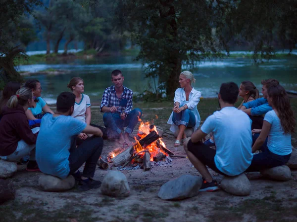 Grupo Jóvenes Amigos Felices Relajarse Disfrutar Noche Verano Alrededor Fogata —  Fotos de Stock