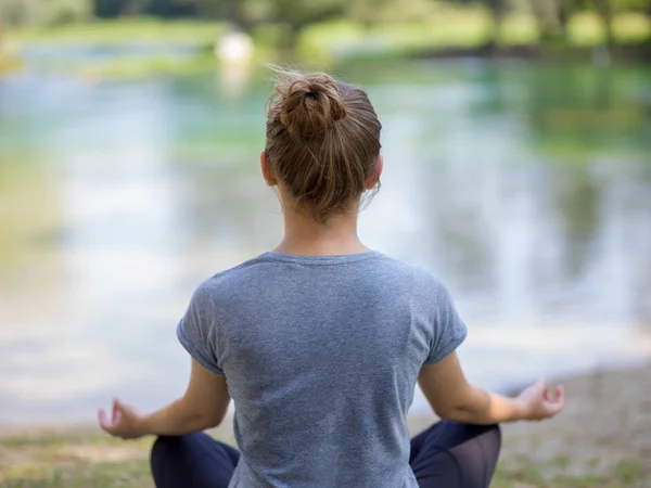 Gezonde Vrouw Ontspannen Terwijl Mediteren Yoga Doen Prachtige Natuur Aan — Stockfoto