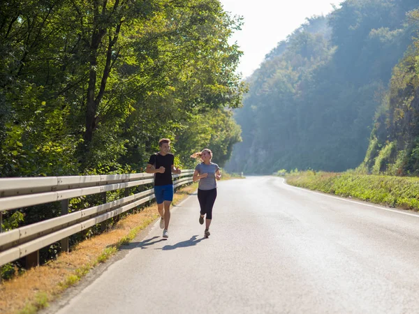 Mladý Pár Těší Zdravém Životním Stylu Při Joggingu Venkovské Silnici — Stock fotografie