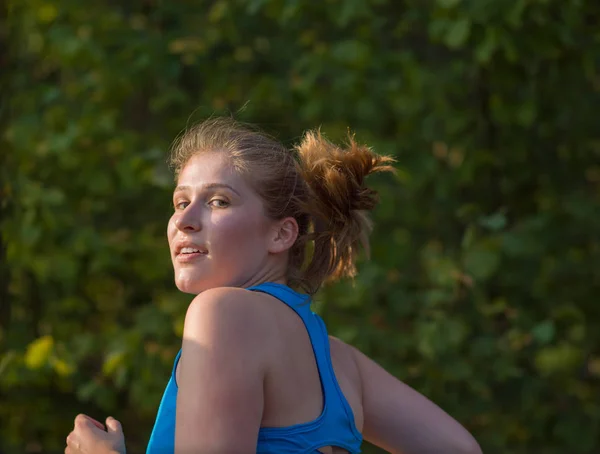 Jovem Mulher Desfrutando Estilo Vida Saudável Enquanto Corre Longo Uma — Fotografia de Stock