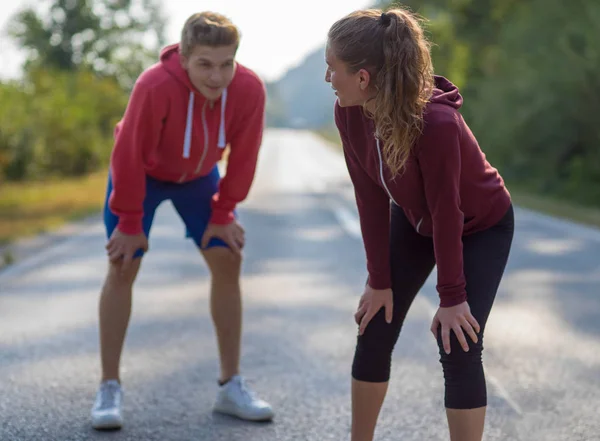 Genç Çift Isınma Germe Ülke Road Egzersiz Fitness Kavramı Üzerinde — Stok fotoğraf