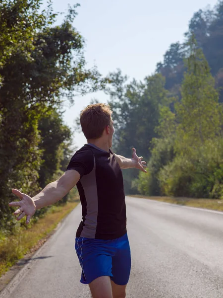 Jovem Desfrutando Estilo Vida Saudável Enquanto Corre Longo Uma Estrada — Fotografia de Stock