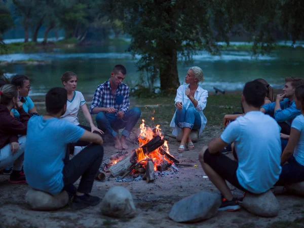 Grupo Jovens Amigos Felizes Relaxando Desfrutando Noite Verão Torno Fogueira — Fotografia de Stock