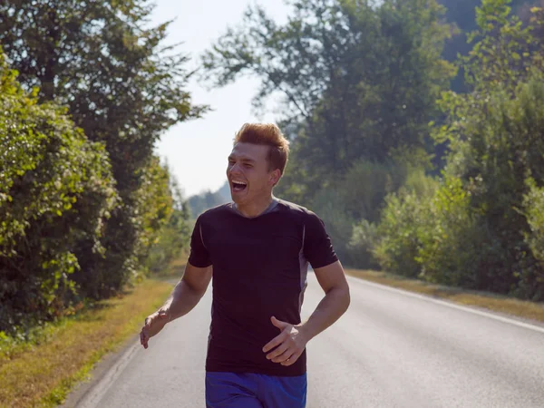 Jovem Desfrutando Estilo Vida Saudável Enquanto Corre Longo Uma Estrada — Fotografia de Stock