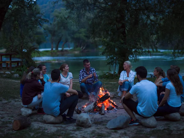 Sekelompok Teman Muda Yang Bahagia Bersantai Dan Menikmati Malam Musim — Stok Foto