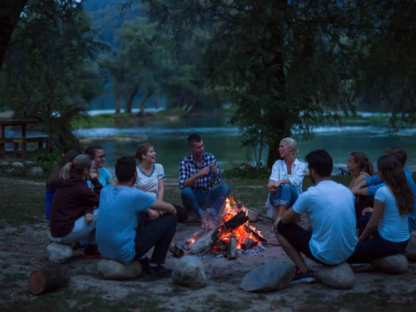 Eine Gruppe Fröhlicher Junger Freunde Entspannt Sich Und Genießt Den — Stockfoto