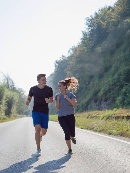 Genç Çift Bir Kır Yolu Egzersiz Zindelik Konsepti Üzerinde Koşarken — Stok fotoğraf