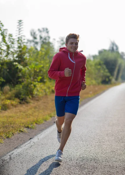 Młody Człowiek Dorosły Ciesząc Się Zdrowego Trybu Życia Podczas Joggingu — Zdjęcie stockowe