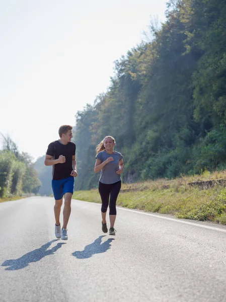 Unga Par Njuter Hälsosam Livsstil Medan Jogging Längs Landsväg Motion — Stockfoto