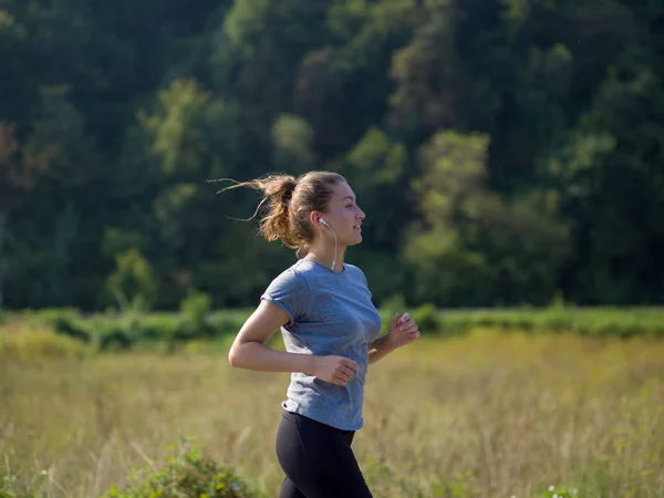 Jovem Mulher Desfrutando Estilo Vida Saudável Enquanto Jogging Campo — Fotografia de Stock