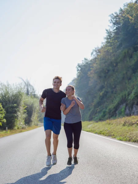 Jovem Casal Curtindo Correr Longo Estrada Rural Manhã — Fotografia de Stock