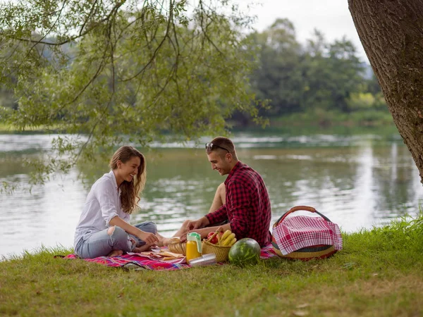 Pár Lásce Piknik Čas Jídlo Krásné Přírodě Břehu Řeky — Stock fotografie