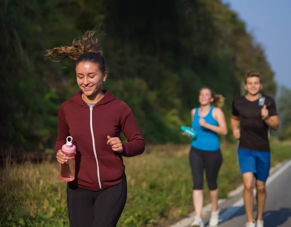 Grupa Młodych Ludzi Jogging Podismo Drogowego Kraju Działa Otwartej Drodze — Zdjęcie stockowe