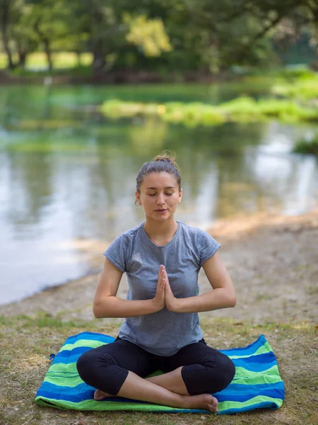 Frisk Kvinna Avkopplande Medan Mediterar Och Gör Yoga Tränar Den — Stockfoto