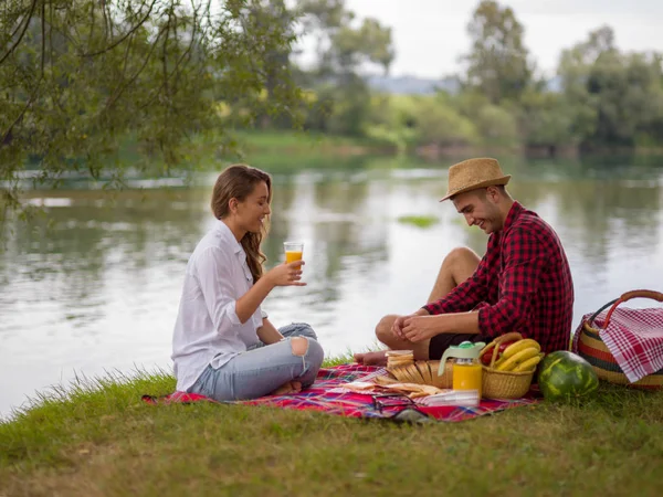 Pár Piknik Idő Élelmiszer Gyönyörű Természeti Környezetben Folyó Partján Szerelmes — Stock Fotó