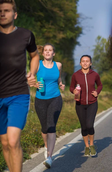 Grupa Młodych Ludzi Jogging Drodze Kraju Biegaczy Uruchomiona Otwartej Drodze — Zdjęcie stockowe