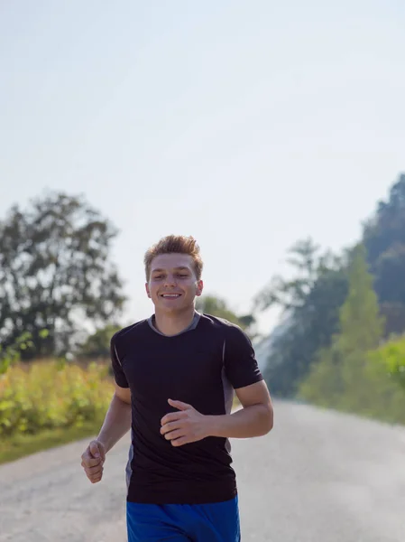 Jovem Homem Adulto Desfrutando Estilo Vida Saudável Enquanto Corre Cena — Fotografia de Stock