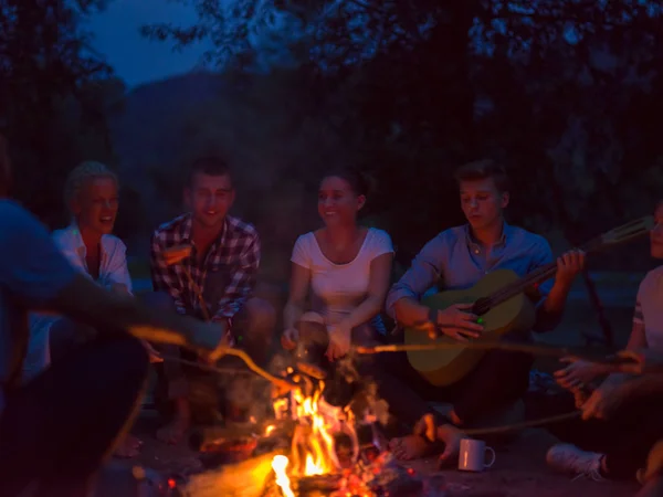 Група Щасливих Молодих Друзів Які Розслабляються Насолоджуються Літнім Вечором Навколо — стокове фото