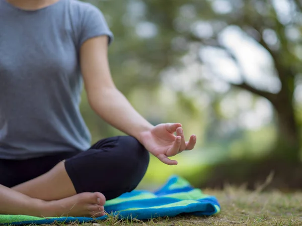 Gezonde Vrouw Ontspannen Tijdens Het Mediteren Het Doen Van Yoga — Stockfoto