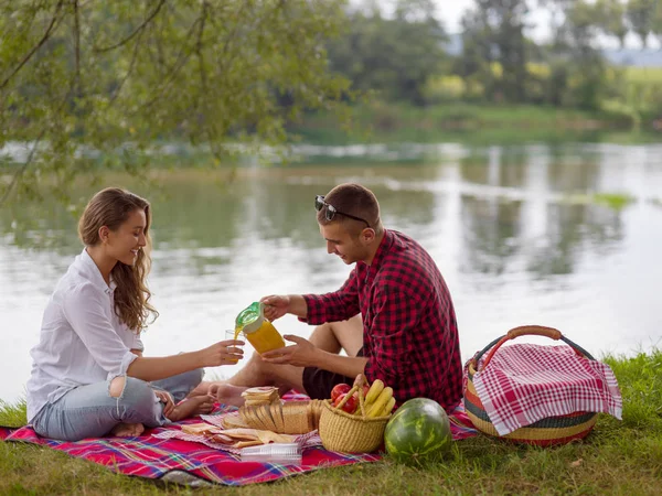 Pár Lásce Piknik Čas Jídlo Krásné Přírodě Břehu Řeky — Stock fotografie