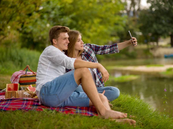Par Kärlek Tar Selfie Mobiltelefon Medan Njuter Picknick Tid Älvstranden — Stockfoto