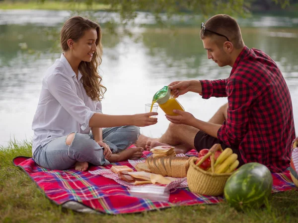 Pár Lásce Piknik Čas Jídlo Krásné Přírodě Břehu Řeky — Stock fotografie