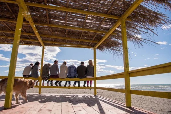 Grupo Feliz Amigos Saindo Casa Praia Divertindo Bebendo Cerveja Dia — Fotografia de Stock