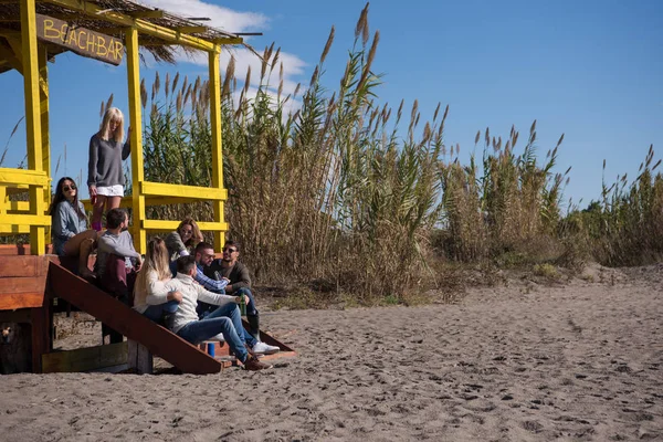 Happy Group Friends Παρέα Στο Beach House Διασκεδάζοντας Και Πίνοντας — Φωτογραφία Αρχείου