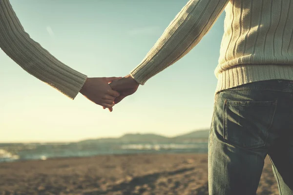 Jong Stel Hebben Plezier Wandelen Knuffelen Het Strand Tijdens Herfst — Stockfoto