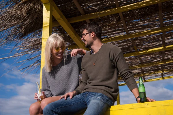 Paar Trinkt Herbst Gemeinsam Bier Leerer Strandbar — Stockfoto