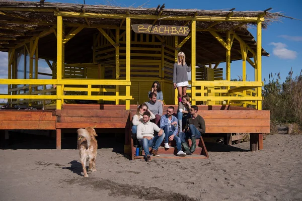 Grupo Feliz Amigos Saindo Casa Praia Divertindo Bebendo Cerveja Dia — Fotografia de Stock