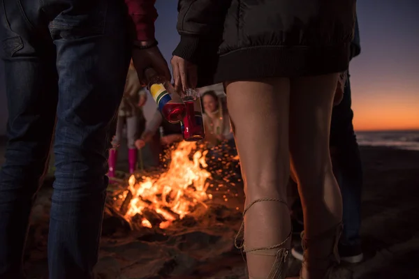 Heureux Jeunes Amis Insouciants Amuser Boire Bière Par Feu Joie — Photo