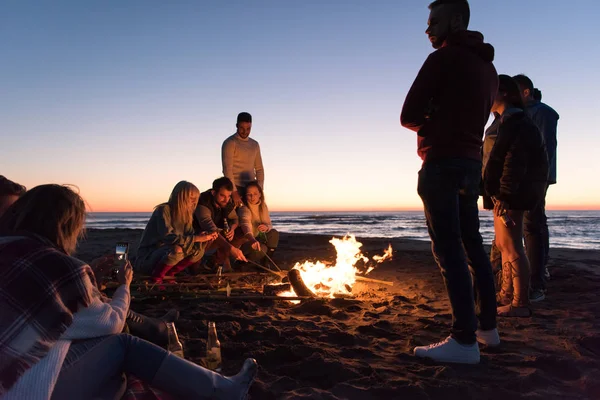 Feliz Despreocupado Jóvenes Amigos Divirtiéndose Bebiendo Cerveza Por Hoguera Playa — Foto de Stock