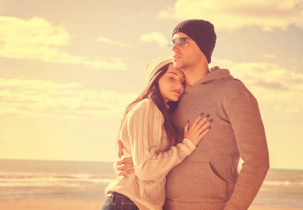 Gelukkig Paar Enyojing Tijd Samen Het Strand Tijdens Herfstdag — Stockfoto