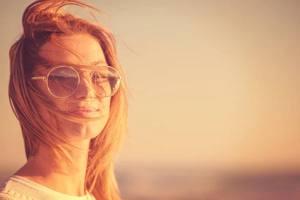 Молодая Женщина Пляже Девушка Наслаждается Теплым Осенним Днем Портрет Красивой — стоковое фото