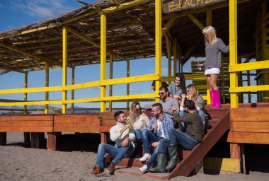 Mutlu bir arkadaş grubu yazlık evde takılıyor ve sonbahar günü bira içiyor.