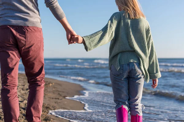 Unga Par Som Har Roligt Promenader Och Kramas Stranden Hösten — Stockfoto