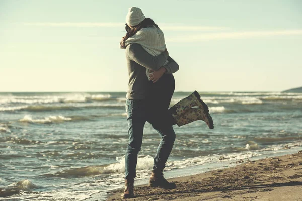 Pareja Joven Divirtiéndose Caminando Abrazándose Playa Durante Día Soleado Otoño — Foto de Stock