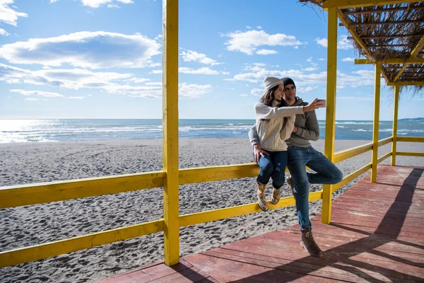 Πολύ Ευτυχισμένο Ζευγάρι Στην Αγάπη Λαμβάνοντας Selfie Στην Παραλία Autmun — Φωτογραφία Αρχείου