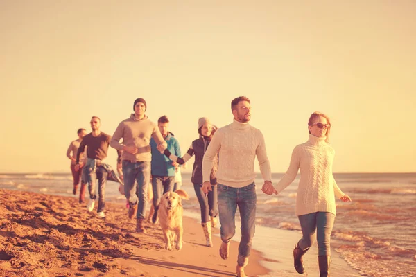 Grupo Jóvenes Amigos Pasar Día Juntos Corriendo Playa Durante Día —  Fotos de Stock