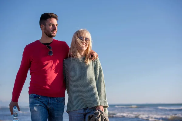 Młoda Para Dobrze Się Bawiąca Spacerując Przytulając Plaży Jesienią Słoneczny — Zdjęcie stockowe