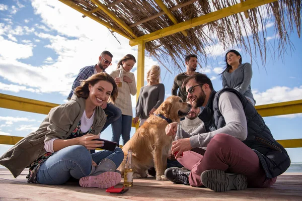 Grupo Feliz Amigos Saindo Casa Praia Divertindo Bebendo Cerveja Dia — Fotografia de Stock