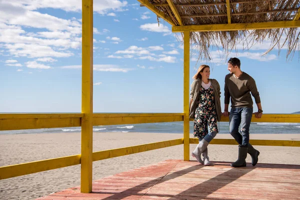 Glada Par Enyojing Tid Tillsammans Stranden Höstdagen — Stockfoto