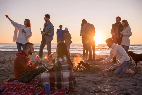 Junges Paar Genießt Mit Freunden Lagerfeuer Strand Bei Sonnenuntergang Bier — Stockfoto