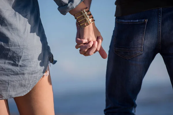 Pareja Joven Divirtiéndose Caminando Abrazándose Playa Durante Día Soleado Otoño —  Fotos de Stock