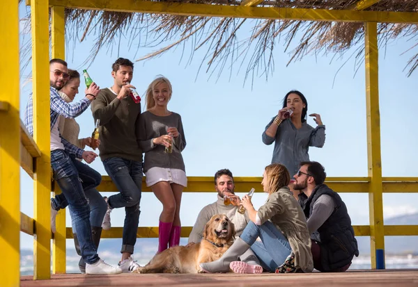 Grupo Feliz Amigos Saindo Casa Praia Divertindo Bebendo Cerveja Dia — Fotografia de Stock