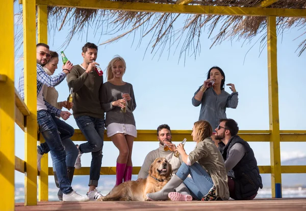 Happy Group Friends Uscire Beach House Divertendosi Bevendo Birra Nella — Foto Stock