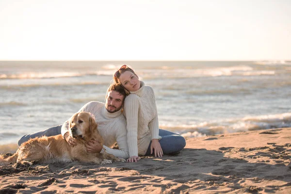 Par Med Hund Njuter Tid Tillsammans Stranden Höstdagen — Stockfoto