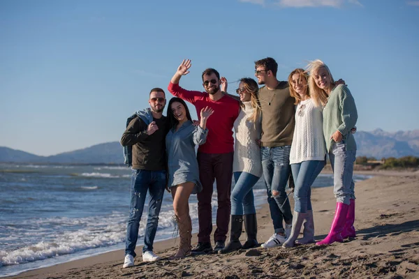 Portret Grupy Przyjaciół Spędzających Dzień Plaży Jesienny Dzień — Zdjęcie stockowe